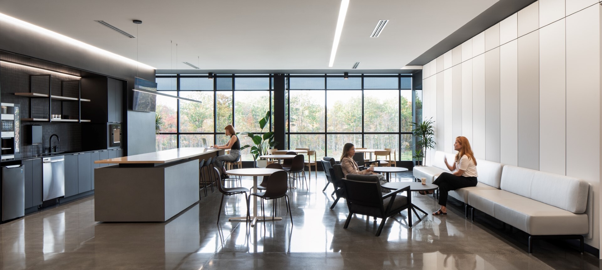 Employés profitant des espaces bistro au centre administratif de METRO.